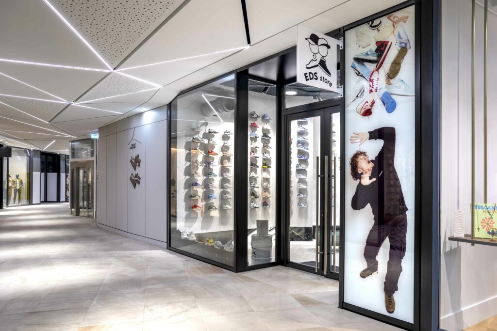 Photographe d'entreprises Nantes - Vitrine EDS Store Nantes. Exemple de tirage pour une vitrine d'un magasin de chaussures.